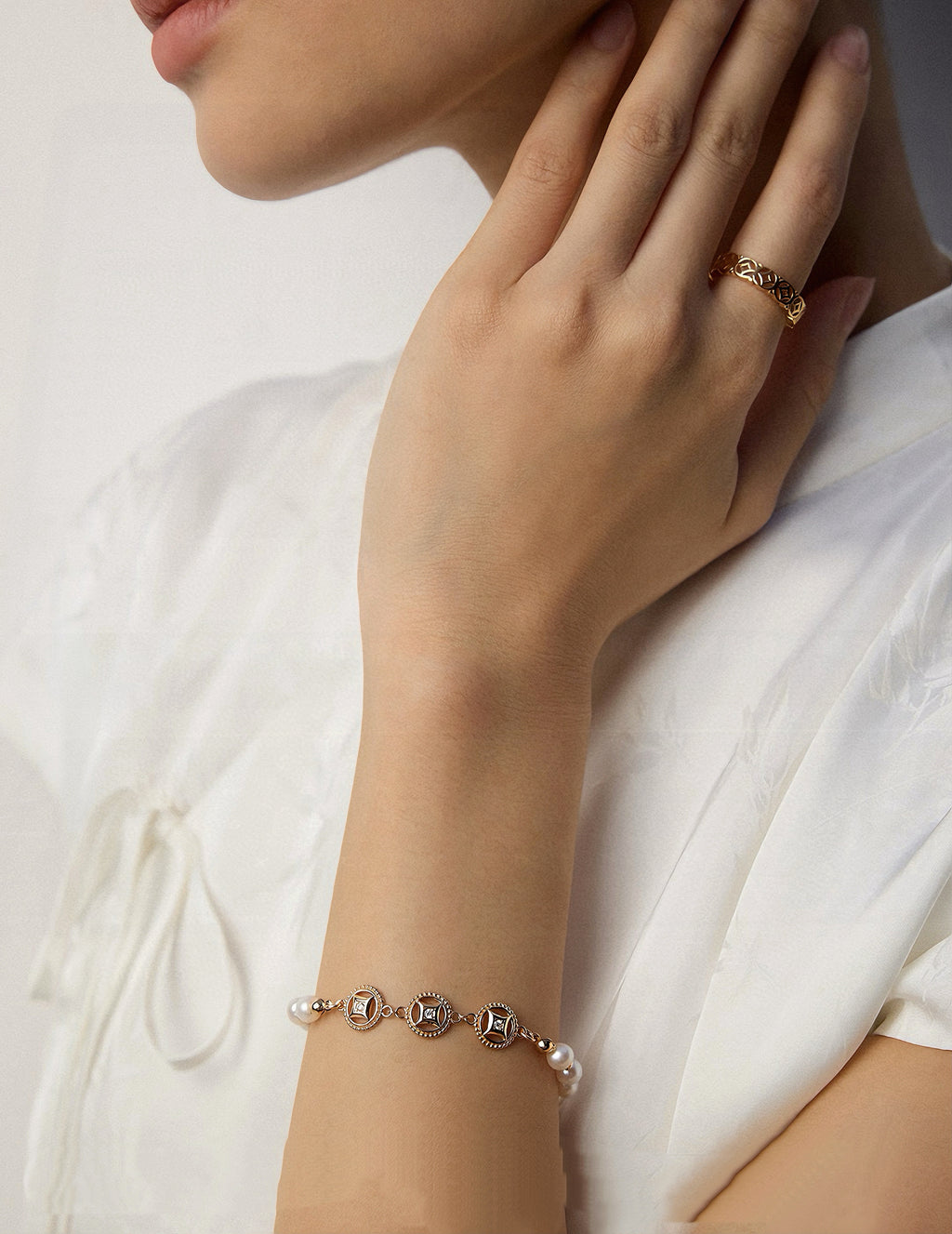 Fortune-Tapping Bracelet